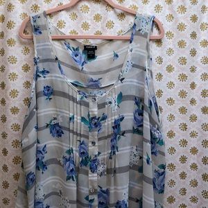 Torrid size 3(22/24) grey floral blouse. EUC